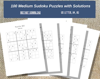 Op de afbeelding: Een stapel bedrukte Sudoku-puzzelbladen. Het bovenste blad toont een puzzel van gemiddelde moeilijkheidsgraad met getallen en rasterlijnen. De tekst "100 Medium Sudoku Puzzles with Solutions" en "Instant Download" zijn zichtbaar. Papierformaten: US Letter, A4, A5.