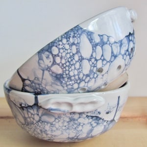 Colinder Berry Bowl - handgemaakte keramische fruitschaal met marmeren bubbelglazuur