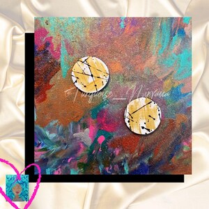 M-131: Pendientes redondos con salpicaduras de oro blanco y negro