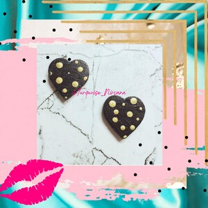 S-31: Pendientes de corazón con lunares negros