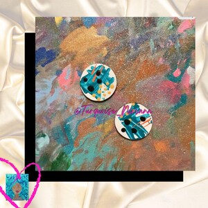 M-171: Aretes redondos abstractos de turquesa blanca