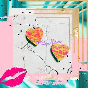 S-32: Pendientes de botón con corazón de camuflaje Malibu Heat