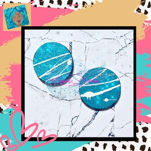 M-147: Aretes redondos con salpicaduras de purpurina turquesa