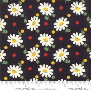 Könnte beinhalten: Dunkelblauer Stoff mit einem sich wiederholenden Muster aus weißen Gänseblümchen mit gelben Zentren, grünen Blättern und roten und gelben Punkten. Ein Lineal ist am unteren Rand markiert.