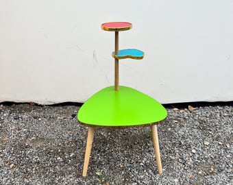 3-stufiger MCM-Blumenständer in dreieckiger Form, bunter Vintage-Mitte des Jahrhunderts moderner minimalistischer Innen-Blumenstand-Beistelltisch Retro-Blumentisch