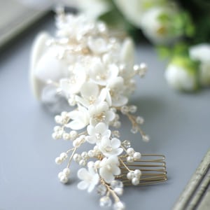 Perlenblumen Hochzeit Haarkamm: Braut Kopfschmuck mit Tonblumen
