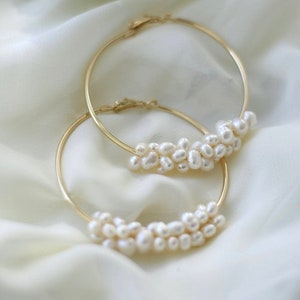 Brincos de argola com pérolas de água doce: joias de noiva banhadas a ouro 14k