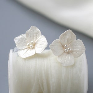 Oorbellen hortensia, parelbloem bruidsoorbellen, witte bloem bruiloft oorbellen, bloem bruidssieraden