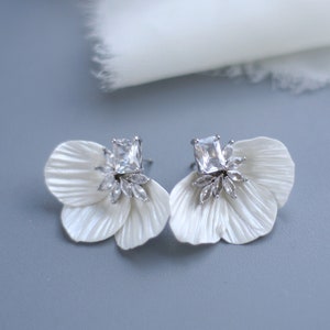 Boucles d'oreilles de mariée pétale de fleur en porcelaine blanche, boucles d'oreilles de mariage florales, boucles d'oreilles en cristal de zircon, boucles d'oreilles minimalistes earrings