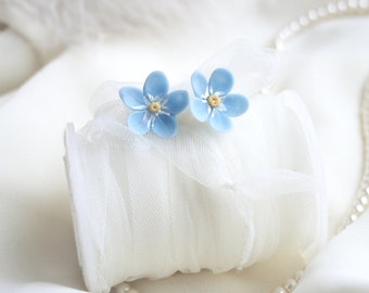 Boucles d'oreilles fleurs bleues, boucles d'oreilles myosotis, bijoux myosotis, boucles d'oreilles en pâte polymère, clous d'oreilles fleurs, boucles d'oreilles bleues