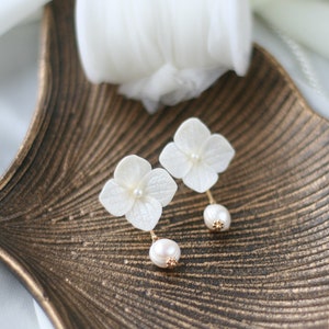 Ivory Hydrangea Stud Flower earrings, Floral Bridal earrings with pearl, Bridesmaid earrings, Flower Wedding earrings, Gift fot her