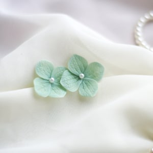 Mint hortensia oorbellen, stud bloem oorbellen, realistische bloemen oorbellen, klei oorbellen, bloem sieraden