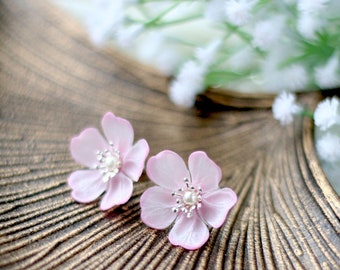 Puces d'oreilles roses Sakura : bijoux faits main en argile et fleurs de cerisier