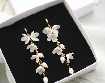 Boucles d'oreilles longues en perles, Boucles d'oreilles de mariée fleurs, Boucles d'oreilles de mariage fleurs, Boucles d'oreilles fleurs blanches