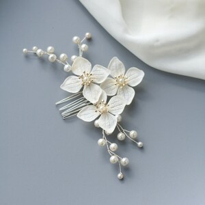 Branch Pearl with White Flowers Wedding comb, Flower Bridal comb, Pearl Hair Piece, Clay headpiece, Hydrangea Flower Bridal Headpiece hair comb