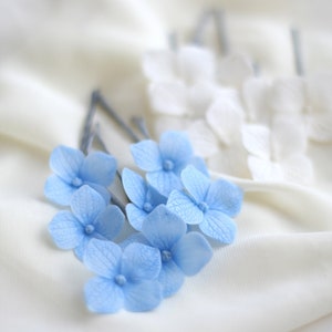 Forcine per capelli con ortensia azzurra: accessori floreali per la sposa