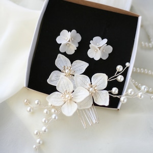 White Hydrangea Flowers with Pearl headpiece, Flower Bridal Comb, Pearl Flower Hair Piece, Pearl Hair Pins, Clay Flower Headpiece