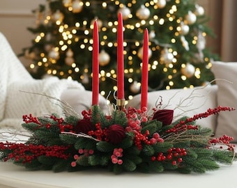 Centro de mesa clásico navideño con velas, lazo de terciopelo rojo, decoración navideña para la mesa.