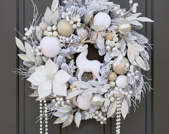 Corona navideña blanca nevada, decoración navideña para puerta de entrada, ciervo, bayas, champán y perla.