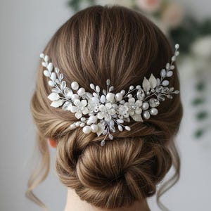 Peineta nupcial con flor de marfil y perla: tocado de boda dorado