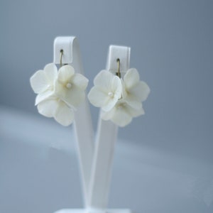 Ivoor hortensia oorbellen, parel bloem bruids oorbellen, bloem bruiloft oorbellen, bloem sieraden afbeelding 4