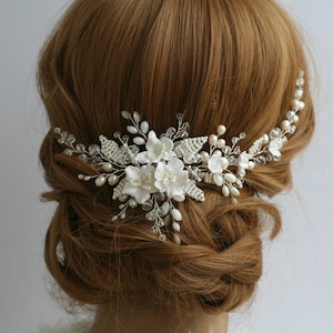 White flower hair comb with pearl and crystals, Flower Wedding hair comb, Floral Bridal headpiece, Pearl Flower hair piece