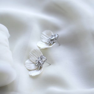 Boucles d'oreilles de mariée pétale de fleur en porcelaine blanche, boucles d'oreilles de mariage florales, boucles d'oreilles en cristal de zircon, boucles d'oreilles minimalistes image 4