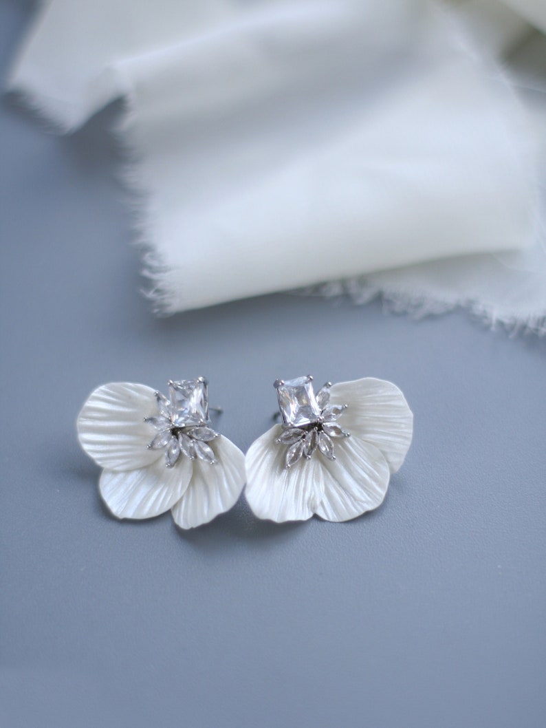 Boucles d'oreilles de mariée pétale de fleur en porcelaine blanche, boucles d'oreilles de mariage florales, boucles d'oreilles en cristal de zircon, boucles d'oreilles minimalistes earrings