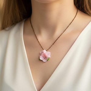Collar con colgante floral de hortensia rosa: colgante floral de arcilla polimérica
