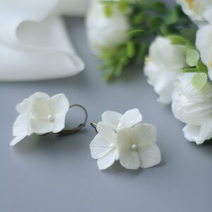 Ivoor hortensia oorbellen, parel bloem bruids oorbellen, bloem bruiloft oorbellen, bloem sieraden afbeelding 3