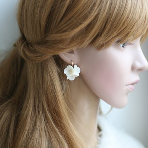 Ivoor hortensia oorbellen, parel bloem bruids oorbellen, bloem bruiloft oorbellen, bloem sieraden afbeelding 8