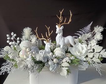 Centro de mesa navideño blanco con ciervo: Arreglo de mesa para decorar el hogar con Navidad