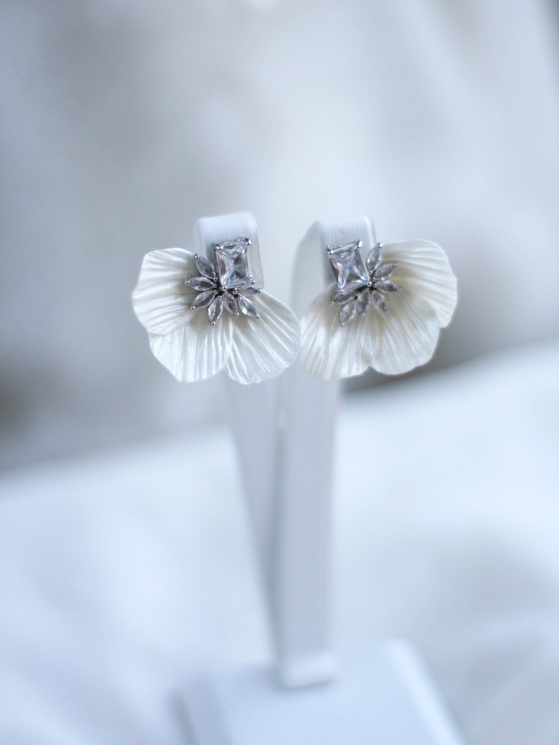 Boucles d'oreilles de mariée pétale de fleur en porcelaine blanche, boucles d'oreilles de mariage florales, boucles d'oreilles en cristal de zircon, boucles d'oreilles minimalistes image 5