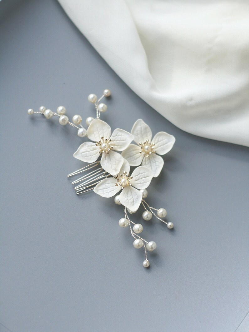 Branch Pearl with White Flowers Wedding comb, Flower Bridal comb, Pearl Hair Piece, Clay headpiece, Hydrangea Flower Bridal Headpiece hair comb