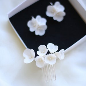 Ivoor hortensia oorbellen, parel bloem bruids oorbellen, bloem bruiloft oorbellen, bloem sieraden earrings+small comb