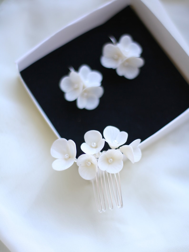 Ivoor hortensia oorbellen, parel bloem bruids oorbellen, bloem bruiloft oorbellen, bloem sieraden earrings+small comb