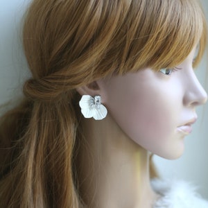 Boucles d'oreilles de mariée pétale de fleur en porcelaine blanche, boucles d'oreilles de mariage florales, boucles d'oreilles en cristal de zircon, boucles d'oreilles minimalistes image 6