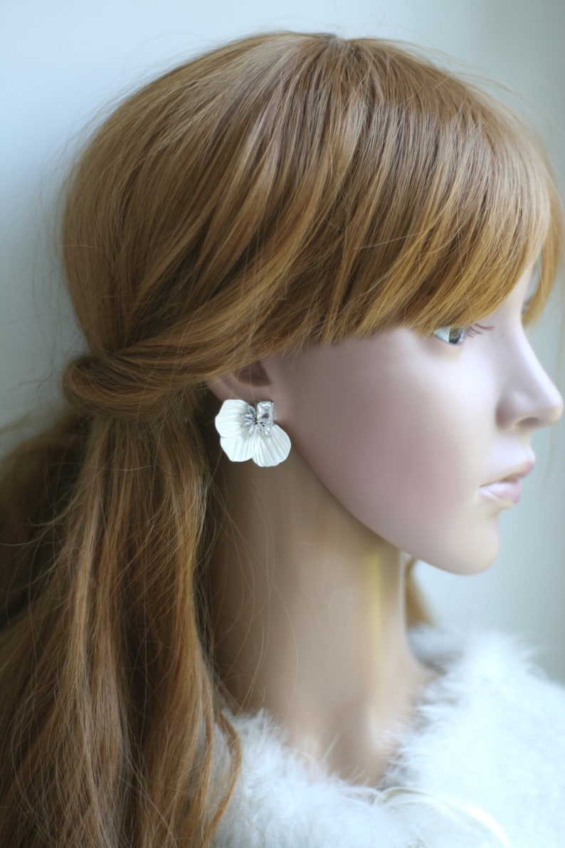 Boucles d'oreilles de mariée pétale de fleur en porcelaine blanche, boucles d'oreilles de mariage florales, boucles d'oreilles en cristal de zircon, boucles d'oreilles minimalistes image 6