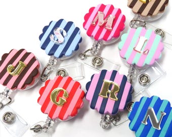 Portatarjetas retráctil Clay Stripe, portatarjetas con iniciales de enfermera, portatarjetas retráctil para identificación, regalo personalizado para ella.