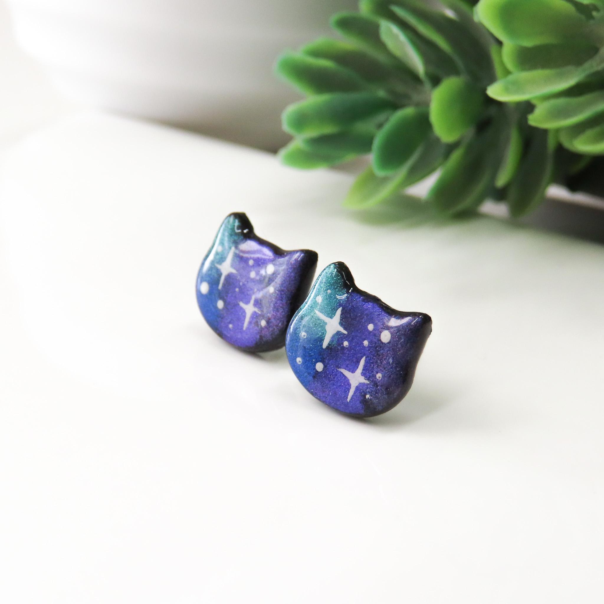 Boucles d'oreilles chat galaxie, Boucles d'oreilles chat, Boucles d'oreilles en titane, Puces d'oreilles mignonnes, Boucles d'oreilles planète, Boucles d'oreilles bijoux constellation, Hypoallergénique