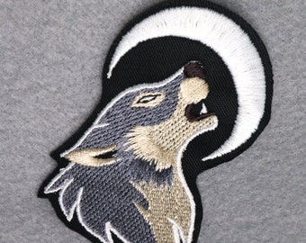 Howling Grey Wolf - Embroidered Iron-on Patch