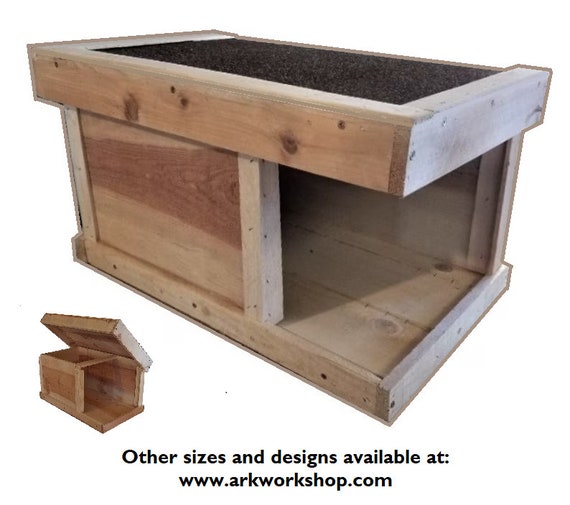 Cedar Outdoor Cat Feeding Shelter: Feral Cat House, Right Entrance