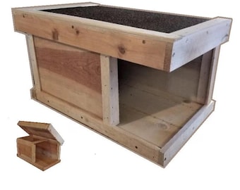 Cedar Outdoor Cat Feeding Shelter: Feral Cat House, Right Entrance