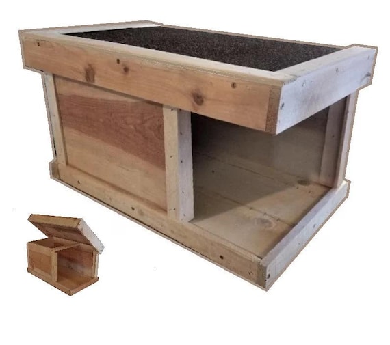 Cedar Outdoor Cat Feeding Shelter: Feral Cat House, Right Entrance