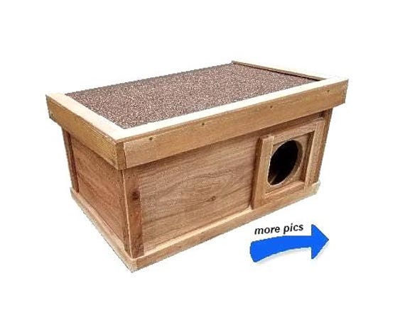 Cedar Outdoor Cat House All-Season Feral Shelter, Right Front, Round