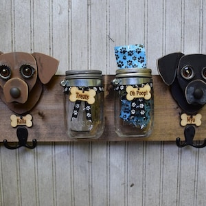 Hundeleinenhalter mit Leckerliglas.   Handgemachter Leinehalter für 2 Hunde und sowohl Leckerli- als auch Leinehalter.