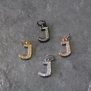 CZ Micro Pave Carta "J" Encanto con anillo de salto