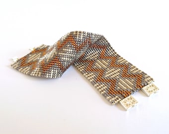 In rilievo bronzo metallizzato e argento Bracciale Chevron, Toho tesoro Seed Bead Bracelet, geometrico con bordino Cuff Bracelet Bracciale design