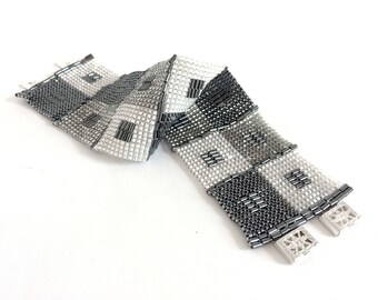 Bracciale con borchie, Piazza perline Toho Stitch braccialetto, Bracciale grigio nero, bianco e argento, perline bracciale di perline