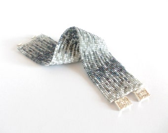 Bianco e grigio in rilievo Bracciale braccialetto, braccialetto di perline Toho tesoro, geometrico, con bordino Cuff Bracelet, progettista perline braccialetto